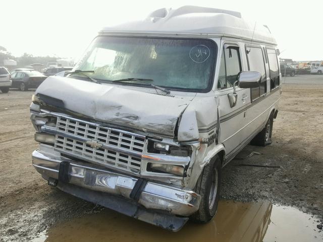 1GBEG25K5PF326430 - 1993 CHEVROLET G20 SILVER photo 2