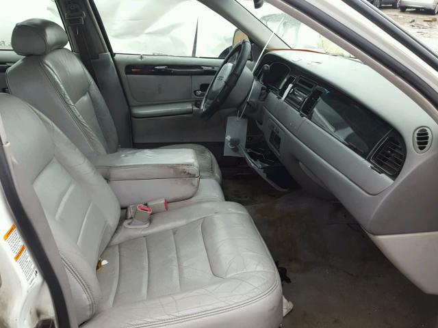 1LNHM82W2XY623893 - 1999 LINCOLN TOWN CAR S WHITE photo 5