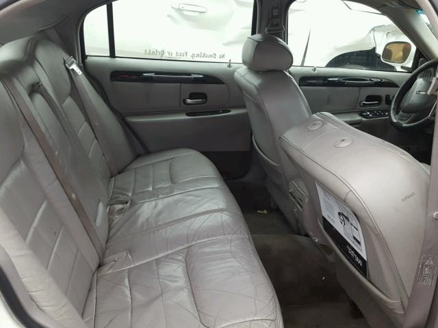 1LNHM82W2XY623893 - 1999 LINCOLN TOWN CAR S WHITE photo 6