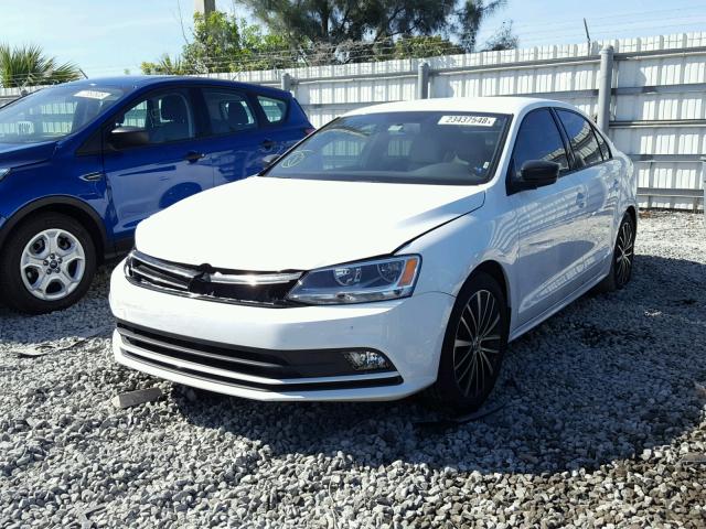 3VWB17AJ7GM272121 - 2016 VOLKSWAGEN JETTA SPOR WHITE photo 2