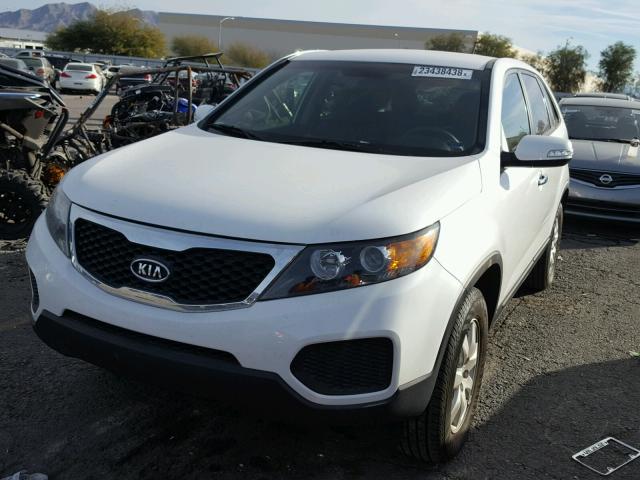 5XYKT3A17CG290390 - 2012 KIA SORENTO BA WHITE photo 2