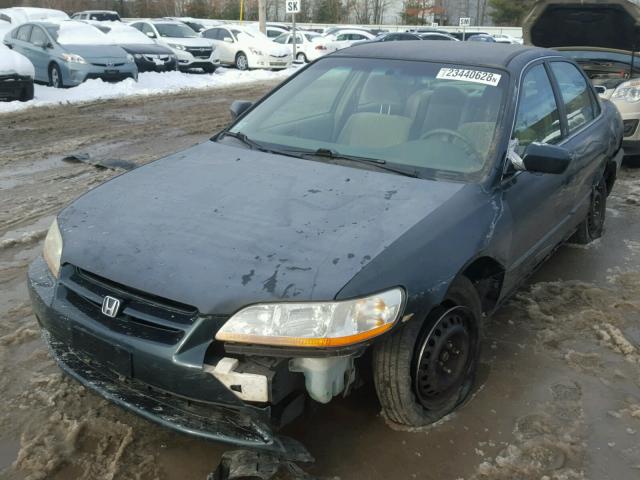 1HGCG5649WA078376 - 1998 HONDA ACCORD LX GREEN photo 2