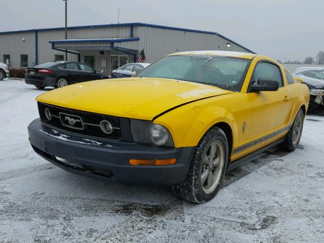 1ZVFT80N165242915 - 2006 FORD MUSTANG YELLOW photo 2