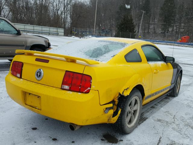 1ZVFT80N165242915 - 2006 FORD MUSTANG YELLOW photo 4