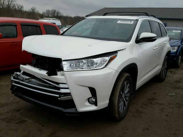 5TDJZRFH9HS409022 - 2017 TOYOTA HIGHLANDER WHITE photo 2