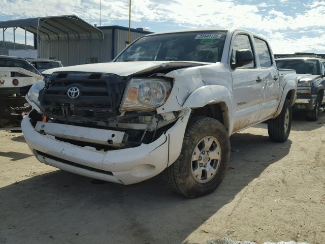 5TELU42N17Z362432 - 2007 TOYOTA TACOMA DOU WHITE photo 2