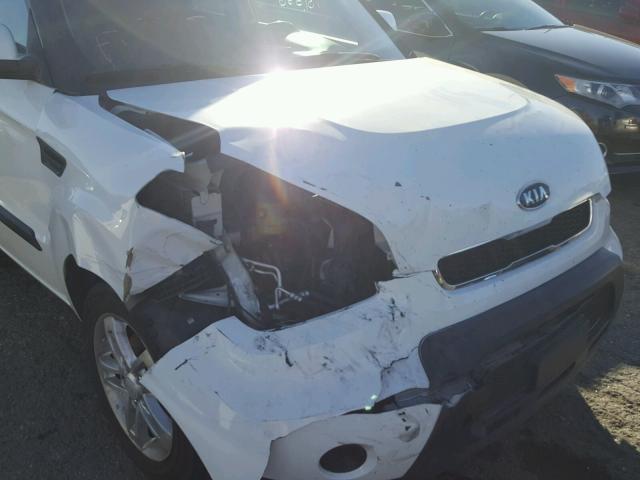 KNDJT2A24A7057396 - 2010 KIA SOUL WHITE photo 9