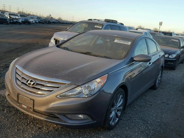 5NPEC4AC3CH370315 - 2012 HYUNDAI SONATA SE GRAY photo 2