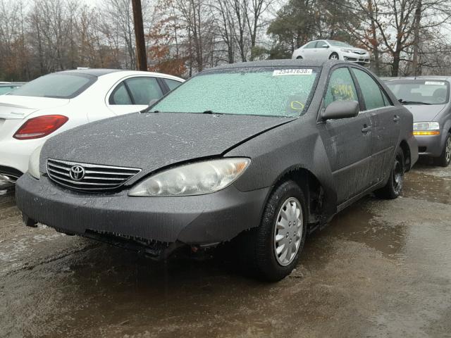 4T1BE32K25U966291 - 2005 TOYOTA CAMRY LE GRAY photo 2