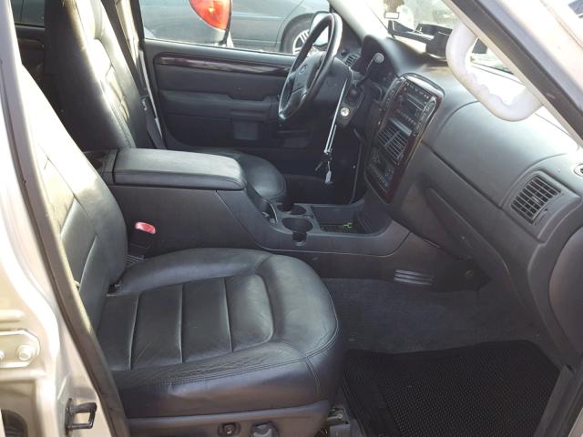 1FMDU75W15UA60120 - 2005 FORD EXPLORER L SILVER photo 5