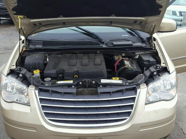 2A4RR5DX4AR227632 - 2010 CHRYSLER TOWN & COU BEIGE photo 7