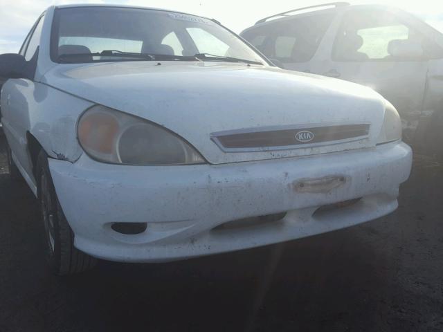 KNADC123726143921 - 2002 KIA RIO WHITE photo 9