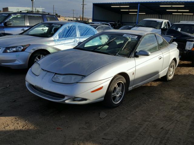 1G8ZY12772Z187908 - 2002 SATURN SC2 GRAY photo 2