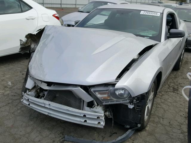 1ZVBP8AM9B5117504 - 2011 FORD MUSTANG SILVER photo 2