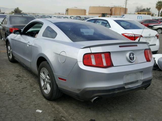 1ZVBP8AM9B5117504 - 2011 FORD MUSTANG SILVER photo 3