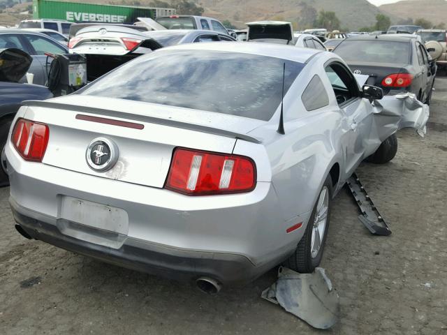 1ZVBP8AM9B5117504 - 2011 FORD MUSTANG SILVER photo 4