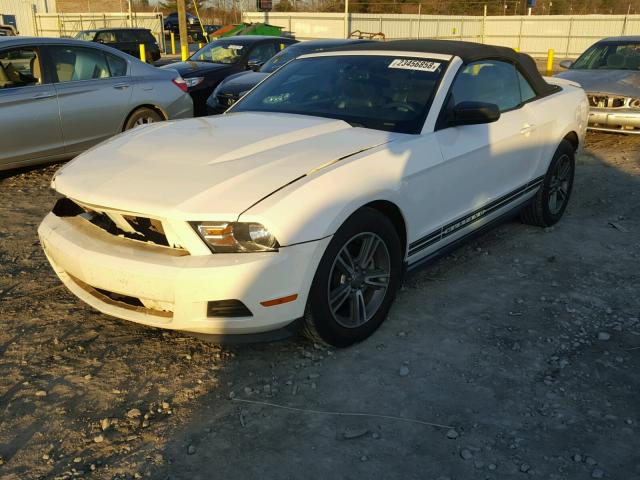 1ZVBP8EM4C5212936 - 2012 FORD MUSTANG WHITE photo 2