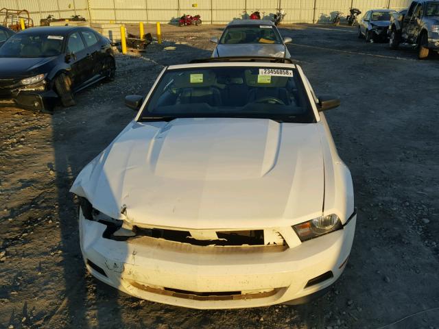 1ZVBP8EM4C5212936 - 2012 FORD MUSTANG WHITE photo 9