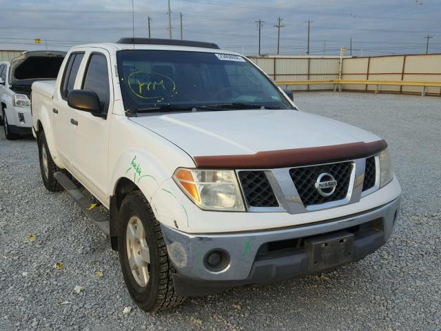 1N6AD07U45C465949 - 2005 NISSAN FRONTIER C WHITE photo 1