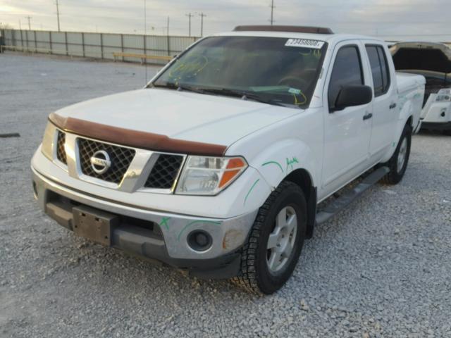 1N6AD07U45C465949 - 2005 NISSAN FRONTIER C WHITE photo 2