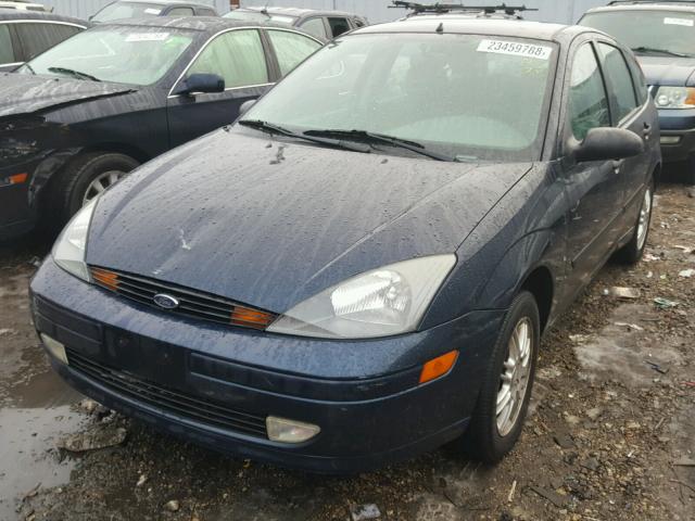 3FAFP37353R112097 - 2003 FORD FOCUS ZX5 BLUE photo 2