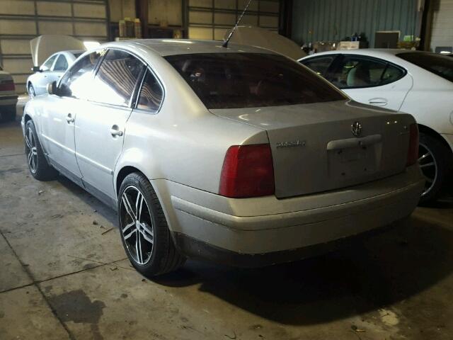 WVWEH63B21E034606 - 2001 VOLKSWAGEN PASSAT GLX 银色 照片 3