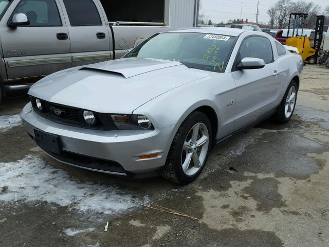 1ZVBP8CF4C5251403 - 2012 FORD MUSTANG GT SILVER photo 2