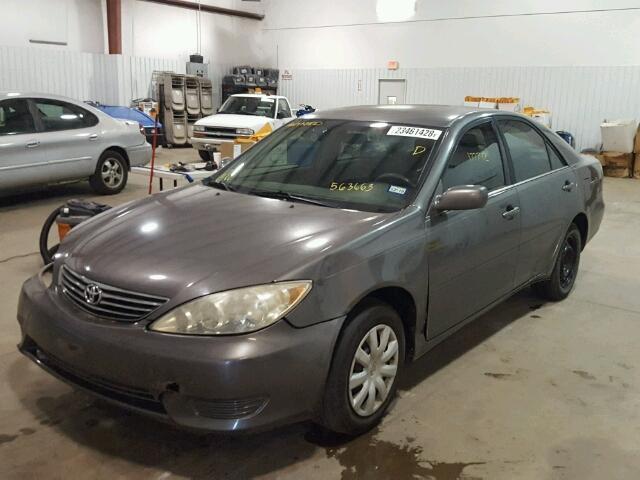 4T1BE32K35U563663 - 2005 TOYOTA CAMRY LE GRAY photo 2