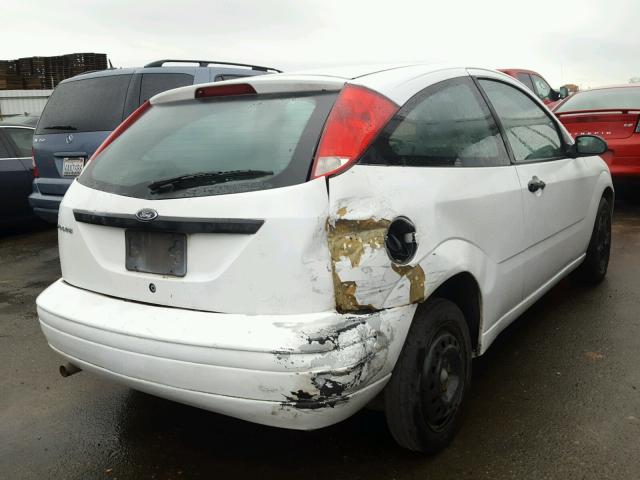 3FAFP31N35R137450 - 2005 FORD FOCUS ZX3 WHITE photo 4