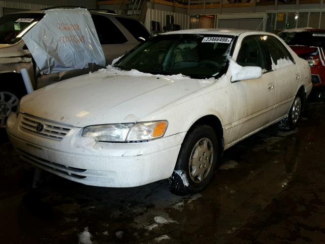 4T1BG28KXWU279427 - 1998 TOYOTA CAMRY CE WHITE photo 2