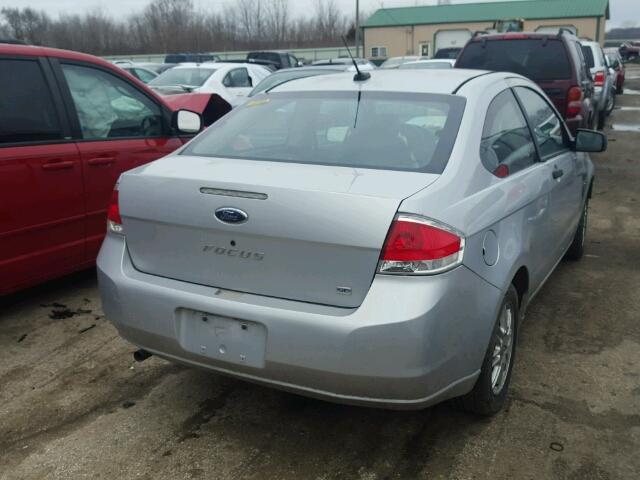 1FAHP33N78W176016 - 2008 FORD FOCUS SE SILVER photo 4