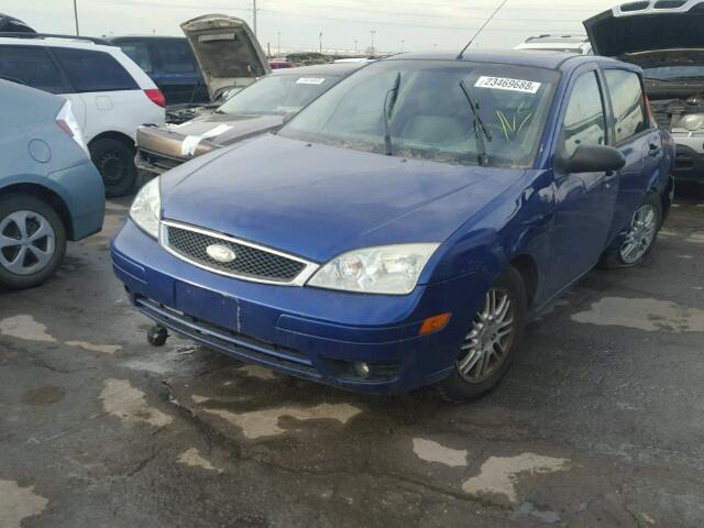 1FAFP34N65W133014 - 2005 FORD FOCUS ZX4 BLUE photo 2