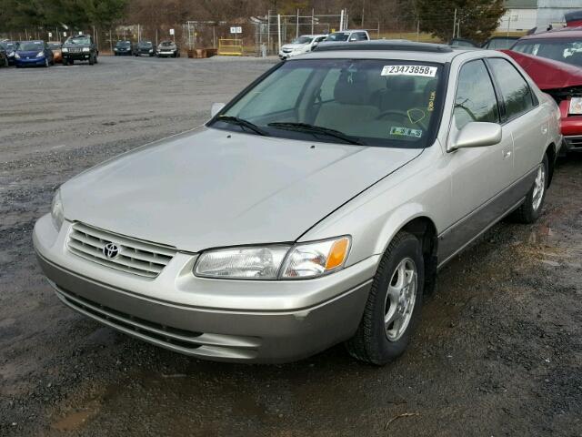 JT2BG22K8X0331538 - 1999 TOYOTA CAMRY LE BEIGE photo 2