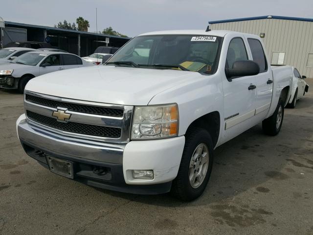 2GCEC13J271589008 - 2007 CHEVROLET SILVERADO WHITE photo 2