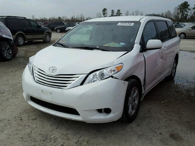 5TDKZ3DC8HS830285 - 2017 TOYOTA SIENNA LE WHITE photo 2