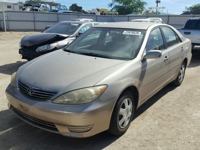 JTDBE32K263058032 - 2006 TOYOTA CAMRY LE Gold Foto 2