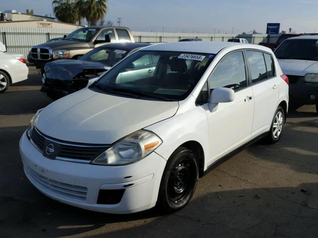 3N1BC13E87L367984 - 2007 NISSAN VERSA S WHITE photo 2