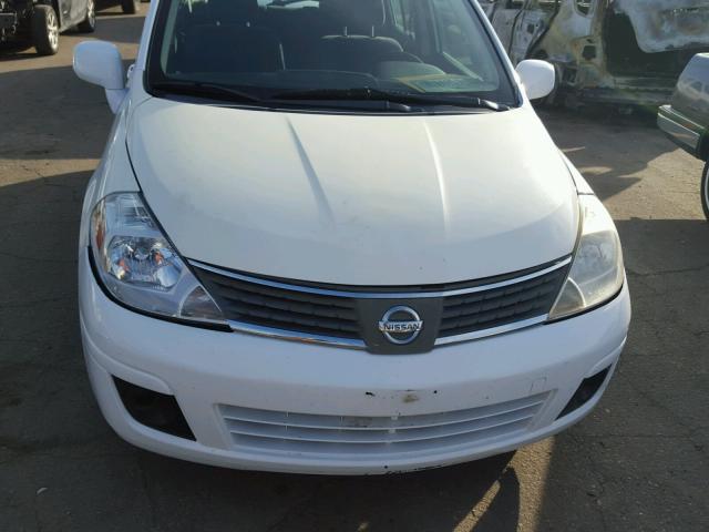 3N1BC13E87L367984 - 2007 NISSAN VERSA S WHITE photo 9