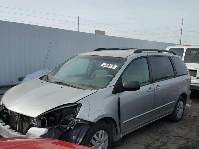 5TDZA23C04S001464 - 2004 TOYOTA SIENNA CE SILVER photo 2