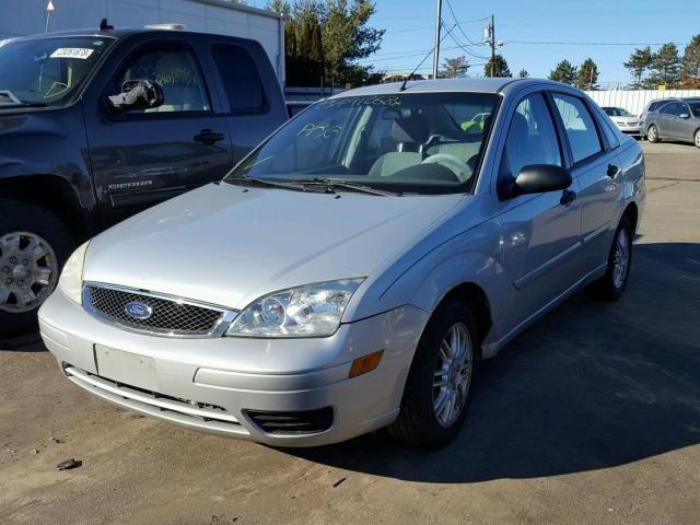 1FAFP34N65W261348 - 2005 FORD FOCUS ZX4 SILVER photo 2