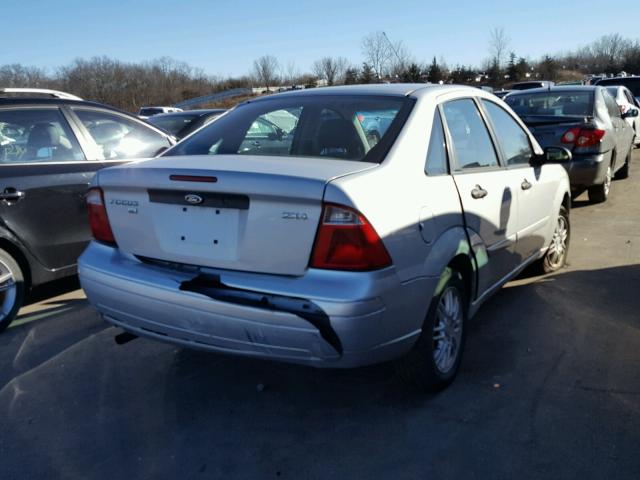 1FAFP34N65W261348 - 2005 FORD FOCUS ZX4 SILVER photo 4