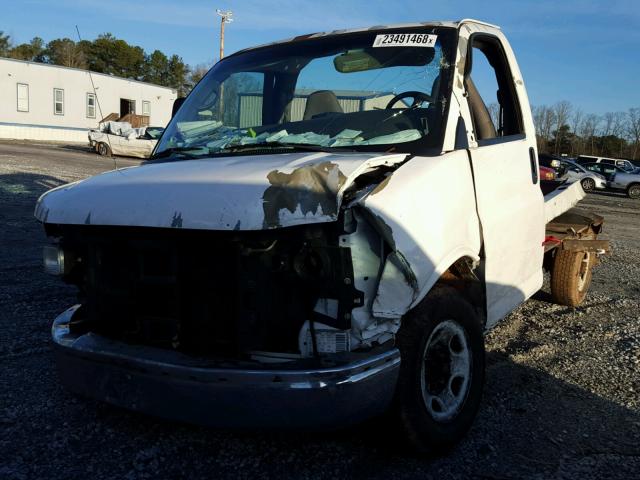 1GDGG31V741913212 - 2004 GMC SAVANA CUT WHITE photo 2