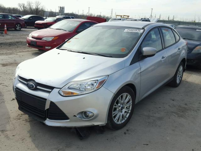 1FAHP3F26CL211110 - 2012 FORD FOCUS SE SILVER photo 2