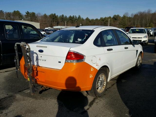 1FAHP35N18W186893 - 2008 FORD FOCUS SE WHITE photo 4