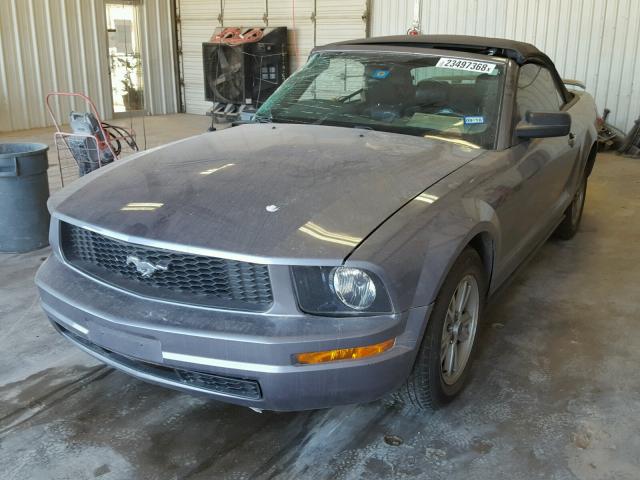 1ZVFT84N465101511 - 2006 FORD MUSTANG GRAY photo 2