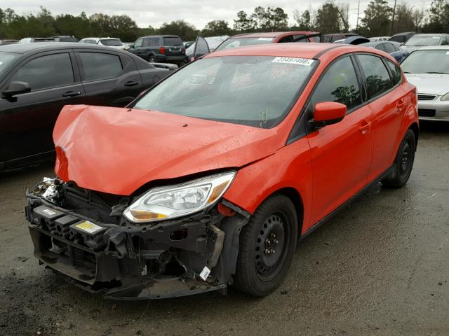 1FAHP3K23CL331968 - 2012 FORD FOCUS SE RED photo 2