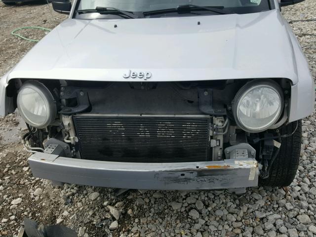 1J8FT28W48D682979 - 2008 JEEP PATRIOT SP SILVER photo 9