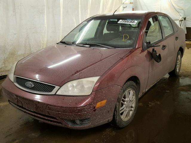 1FAHP34N16W119970 - 2006 FORD FOCUS ZX4 MAROON photo 2