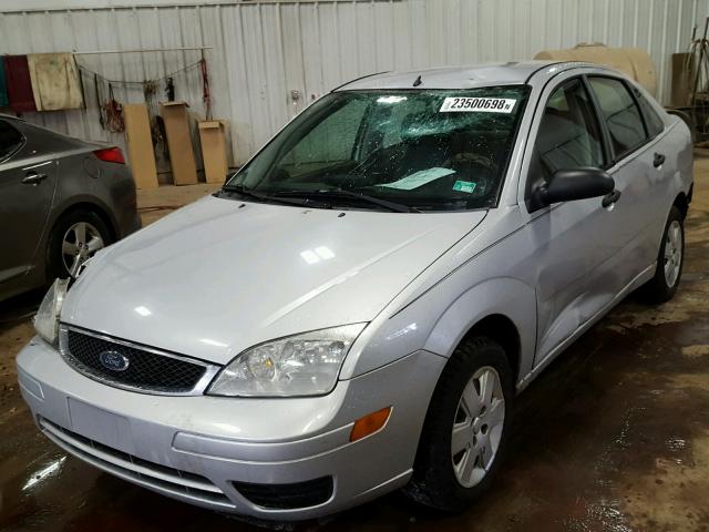 1FAHP34N47W242311 - 2007 FORD FOCUS ZX4 SILVER photo 2