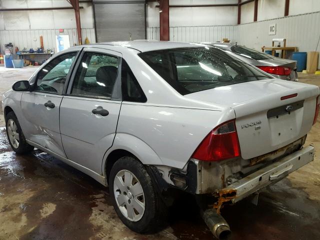 1FAHP34N47W242311 - 2007 FORD FOCUS ZX4 SILVER photo 3